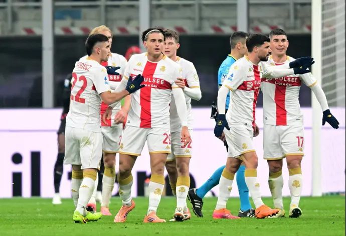 שחקני גנואה חוגגים עם לורנצו קולומבו