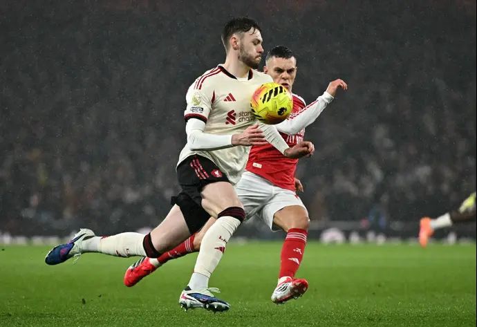 שחקן ליברפול, קונור בראדלי, מול שחקן ארסנל, לאנדרו טרוסאר