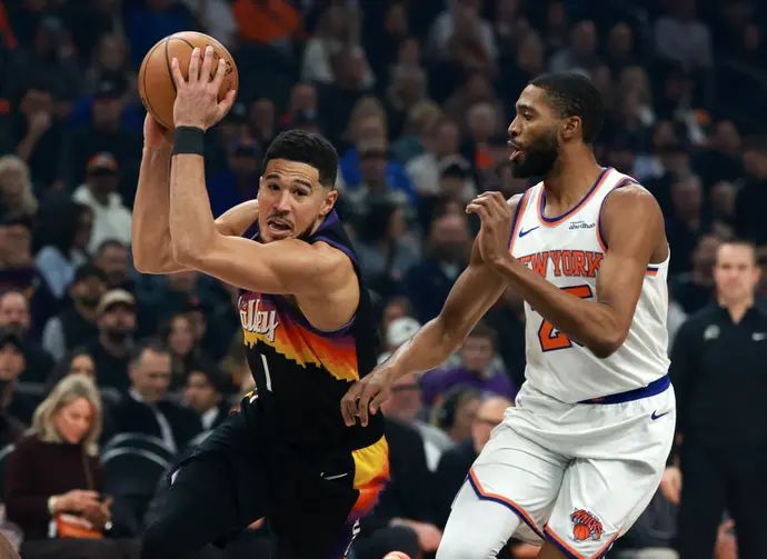 שחקן פיניקס סאנס דווין בוקר מול שחקן ניו יורק ניקס מיקאל ברידג'ס