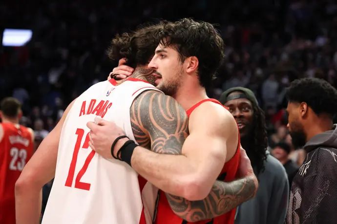 שחקן פורטלנד טריילבלייזרס דני אבדיה עם שחקן יוסטון רוקטס סטיבן אדמס