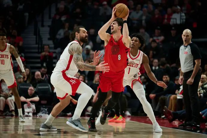 שחקן פורטלנד טריילבלייזרס דני אבדיה מול שחקן יוסטון רוקטס סטיבן אדמס