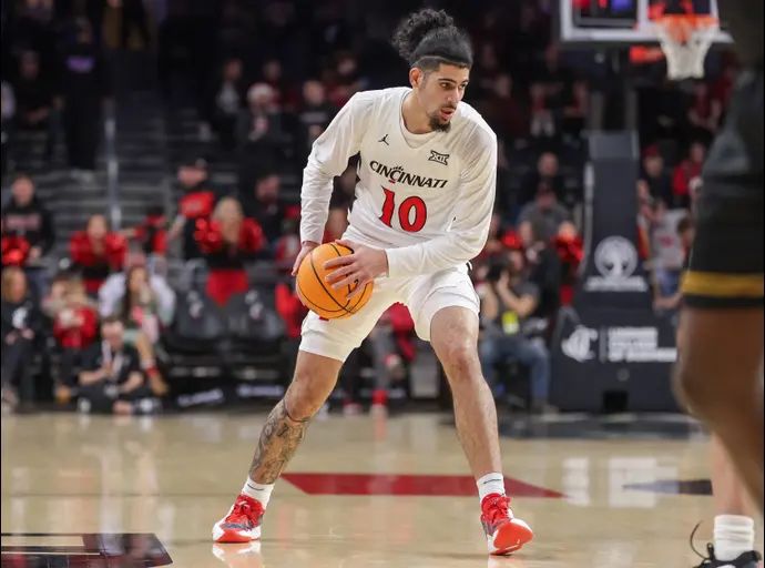 שחקן מכללת סינסינטי שון אבייב