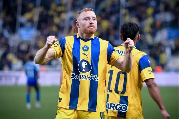 עידו שחר שחקן מכבי תל אביב חוגג שער