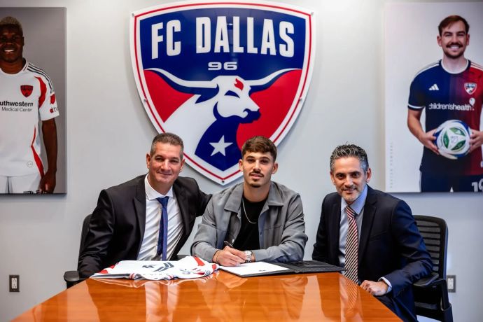 רן בנימין חותם על חוזה בשורות דאלאס לצד סוכנו עידן בן אבו ועו"ד ניר ענבר