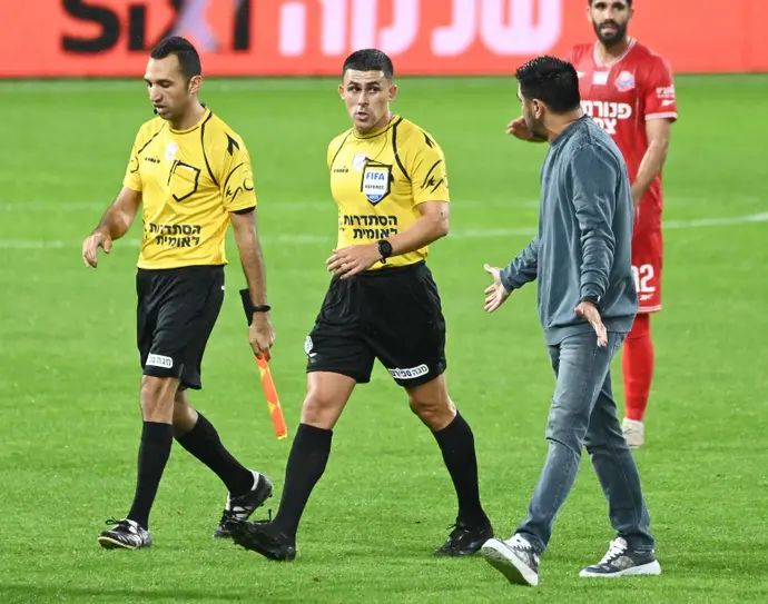 מאמן הפועל תל אביב, אליניב ברדה, ליד השופט שניר לוי