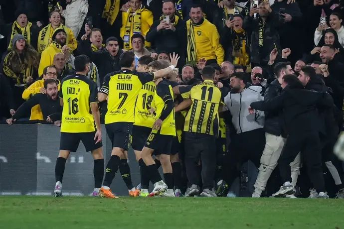 שחקני בית"ר ירושלים חוגגים