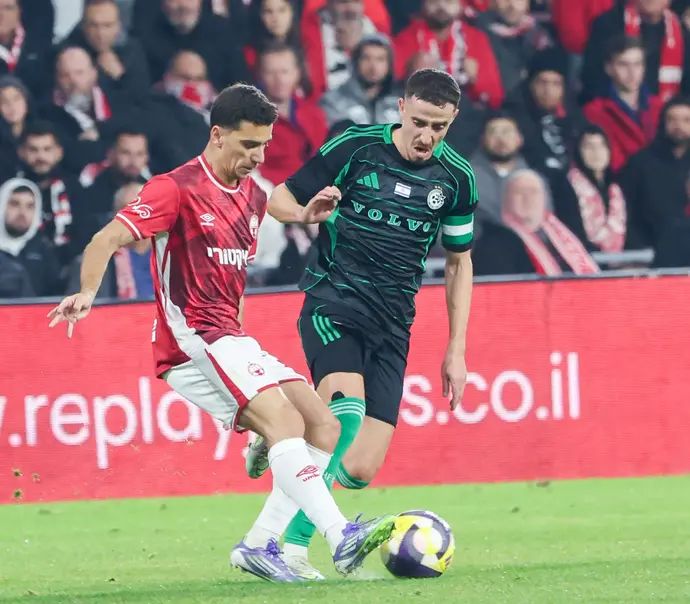 דולב חזיזה שחקן מכבי חיפה מול דן ביטון שחקן הפועל באר שבע