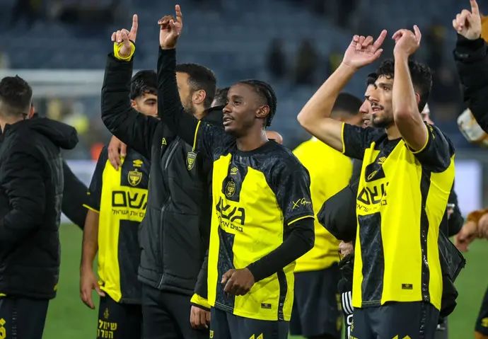 טימו מוזי ושחקני בית"ר ירושלים חוגגים