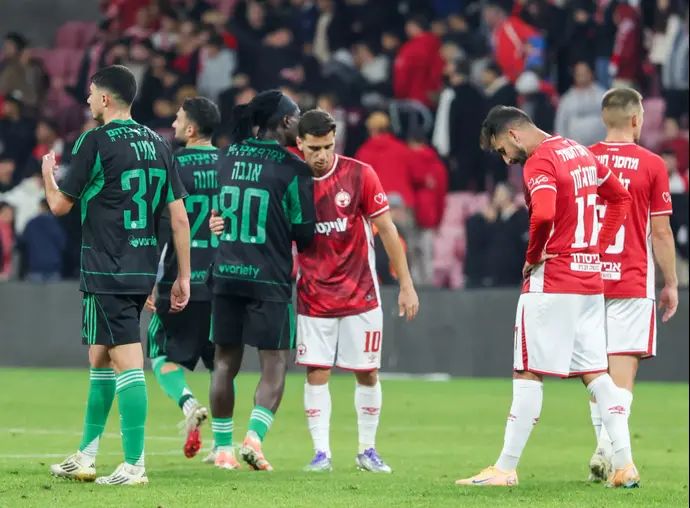 דן ביטון שחקן הפועל באר שבע עם פיטר אגבה שחקן מכבי חיפה