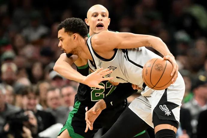 שחקן סן אנטוניו ספרס ויקטור וומבניאמה מול שחקן בוסטון סלטיקס ג'ורדן וולש