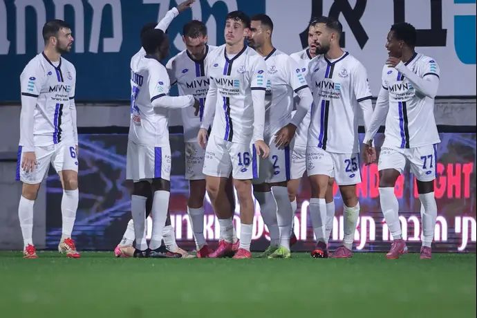 שחקני הפועל פתח תקוה חוגגים