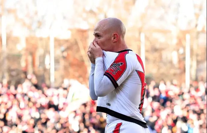 איסי פלאסון שחקן ראיו וייקאנו חוגג שער