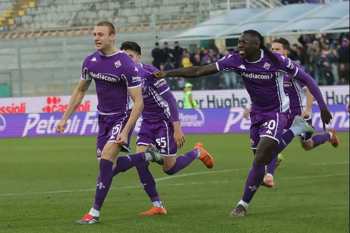 פייטרו קומוצו שחקן פיורנטינה חוגג שער