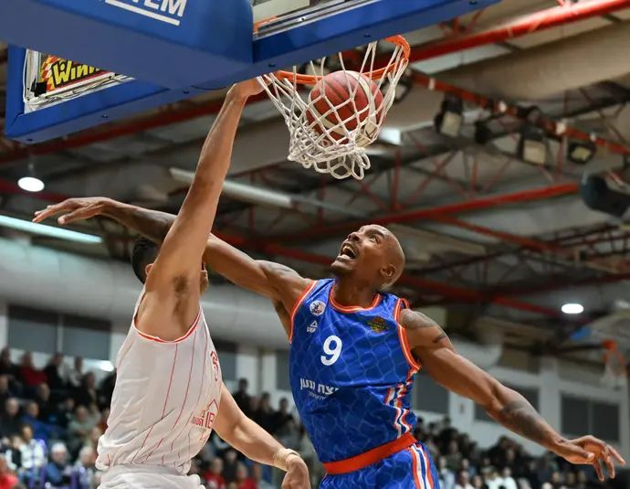 איתי שגב שחקן הפועל תל אביב מטביע על דריון אטקינס שחקן מכבי רמת גן