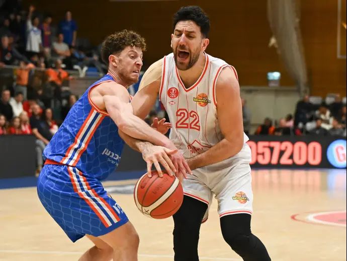 ואסילייה מיציץ' שחקן הפועל תל אביב מול גיל בני שחקן מכבי רמת גן