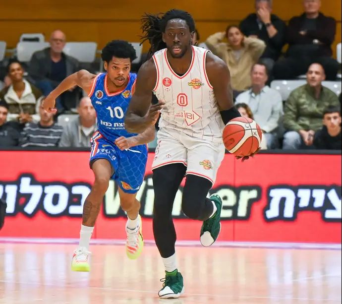 ג'ונתן מוטלי שחקן הפועל תל אביב לפני רונאלדו סגו שחקן מכבי רמת גן