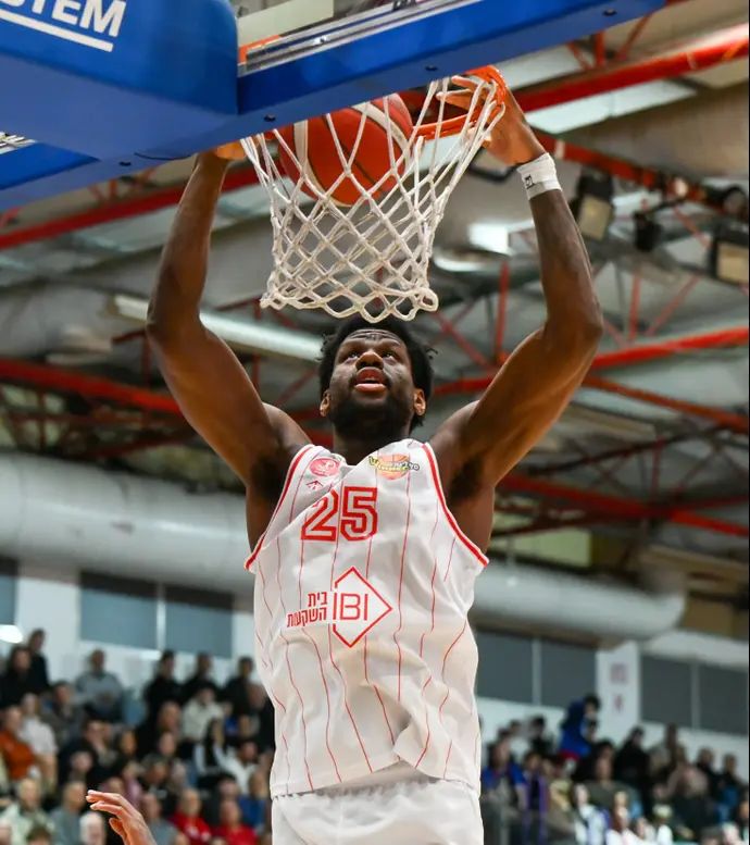 דן אוטורו שחקן הפועל תל אביב מטביע