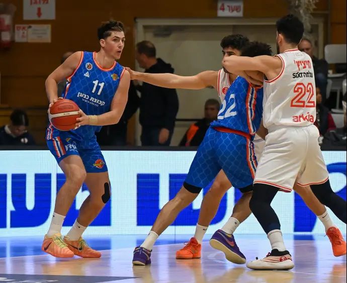 אדם אריאל שחקן מכבי רמת גן