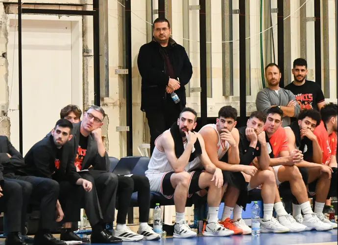 הבעלים עופר ינאי מאחורי הספסל של הפועל תל אביב