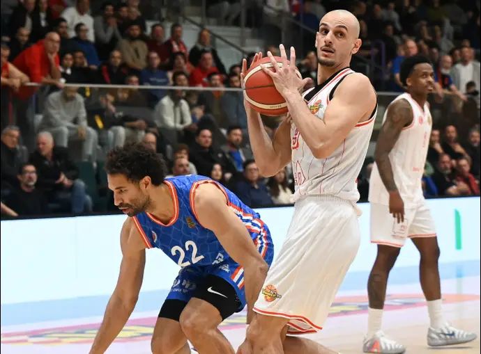 גיא פלטין שחקן הפועל תל אביב מול דרו קרופורד שחקן מכבי רמת גן