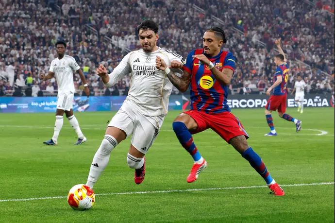 ראפיניה שחקן ברצלונה מול ראול אסנסיו שחקן ריאל מדריד