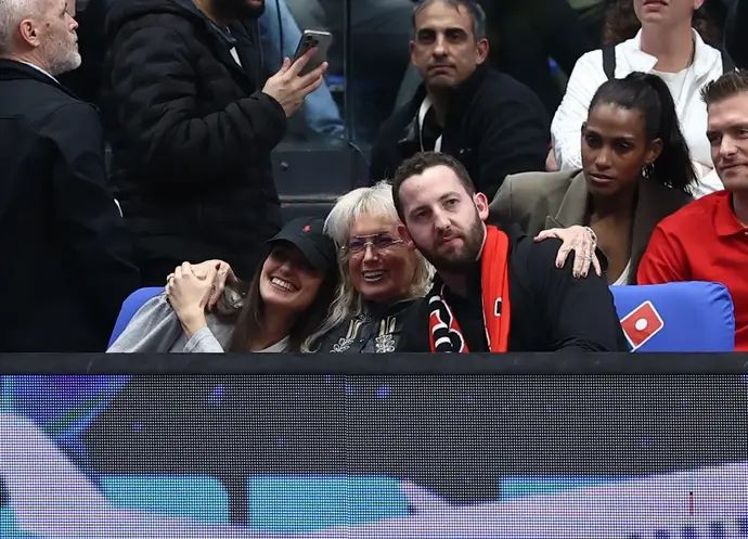 מתן אדלסון עם אמו, מרים אדלסון במשחק של הפועל ירושלים מול מכבי תל אביב