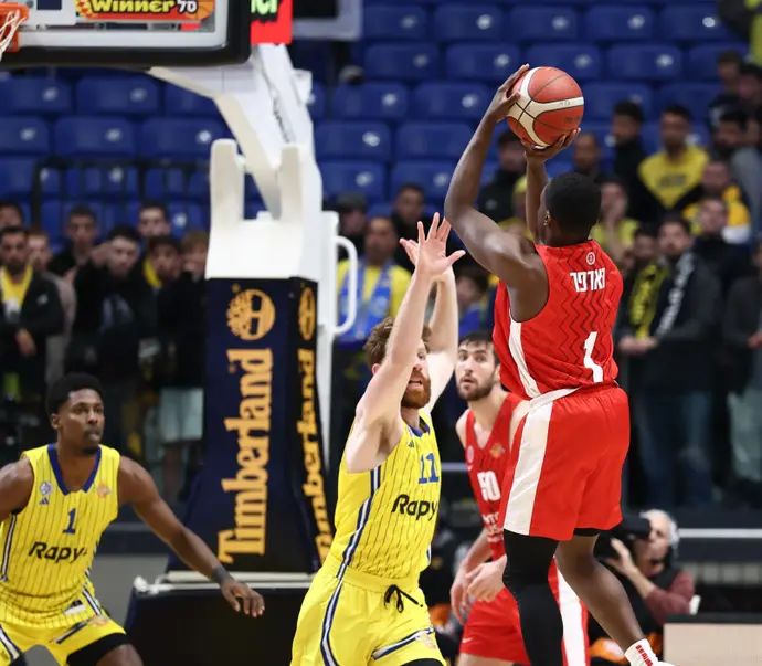 שחקן הפועל ירושלים, ג'ארד הארפר, זורק מול מכבי תל אביב