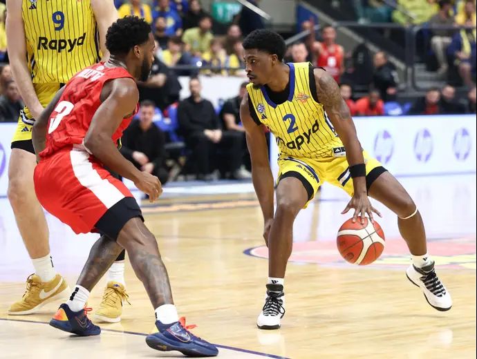 שחקן מכבי תל אביב, ג'ימי קלארק