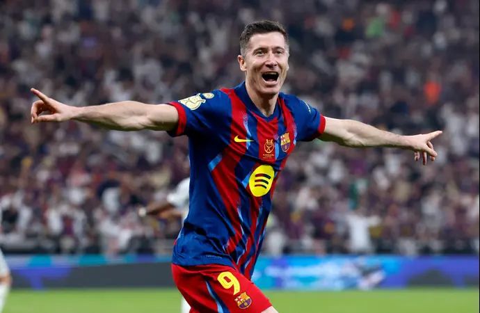 רוברט לבנדובסקי שחקן ברצלונה חוגג שער