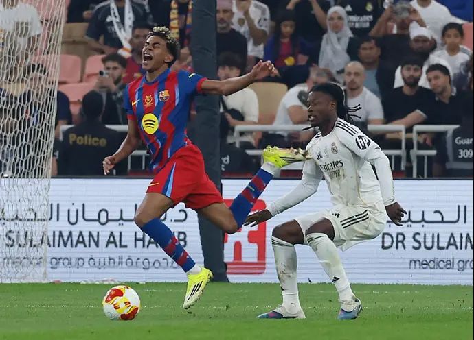 אדוארדו קמאבינגה שחקן ריאל מדריד מול לאמין ימאל שחקן ברצלונה