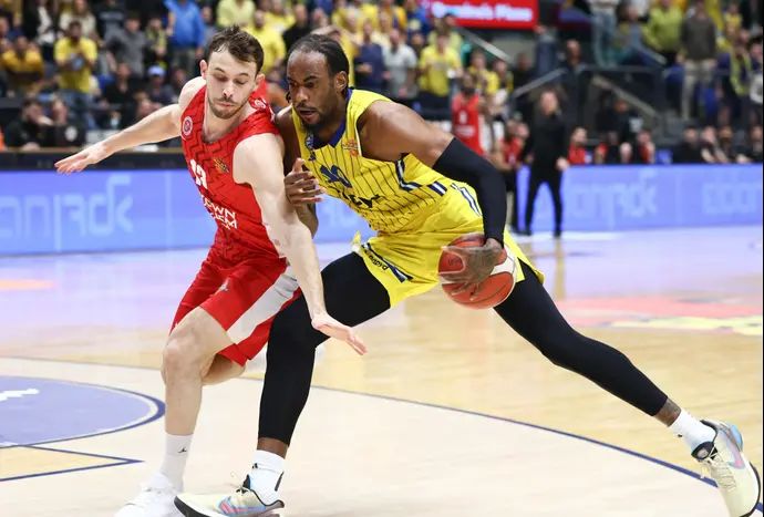 שחקן מכבי תל אביב, אושיי בריסט, מול שחקן הפועל ירושלים, רועי הובר