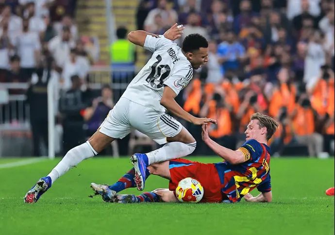 פרנקי דה יונג שחקן ברצלונה מול קיליאן אמבפה שחקן ריאל מדריד