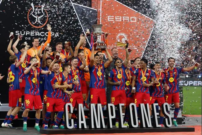 שחקני ברצלונה חוגגים זכייה בסופרקופה