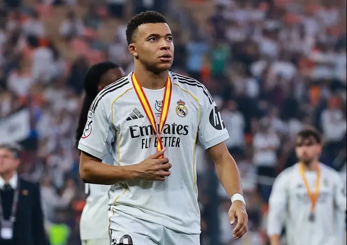 קיליאן אמבפה, ריאל מדריד, עם מדליית הכסף בסופר קאפ הספרדי 2026