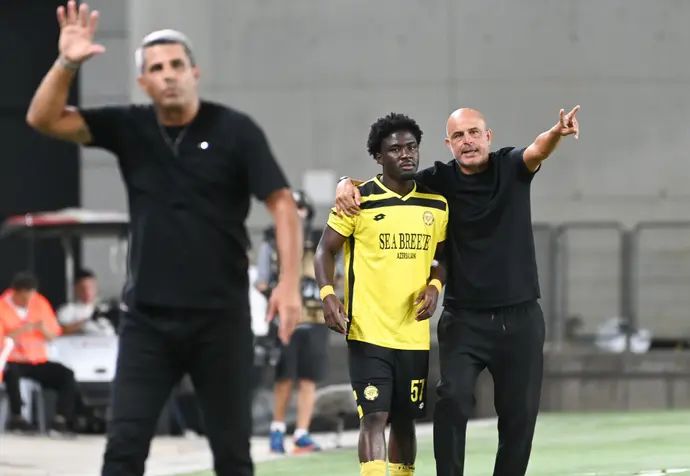 מאמן מכבי נתניה יוסי אבוקסיס עם גונטי ג'וניור דיומנדה