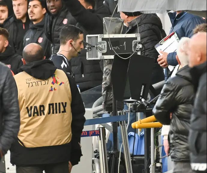 אביעד שילוח בוחן את האירועים במשחק של מכבי נתניה מול הפועל ירושלים