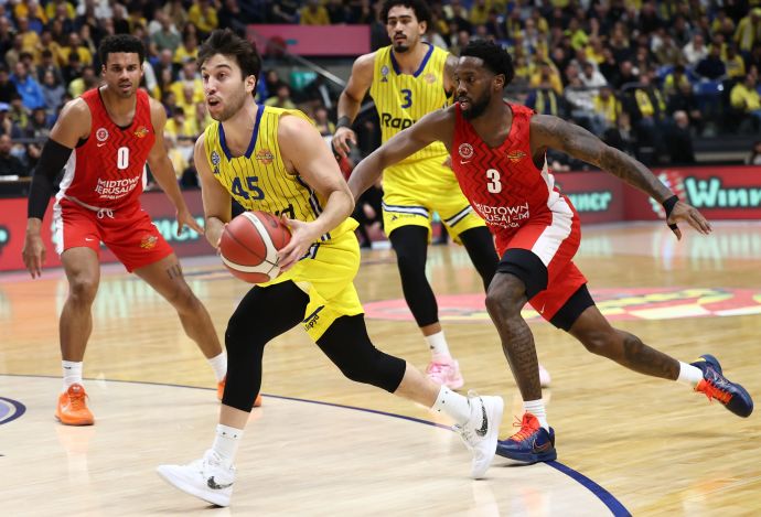 שחקן מכבי תל אביב, תמיר בלאט, מול שחקן הפועל ירושלים, קאדין קרינגטון