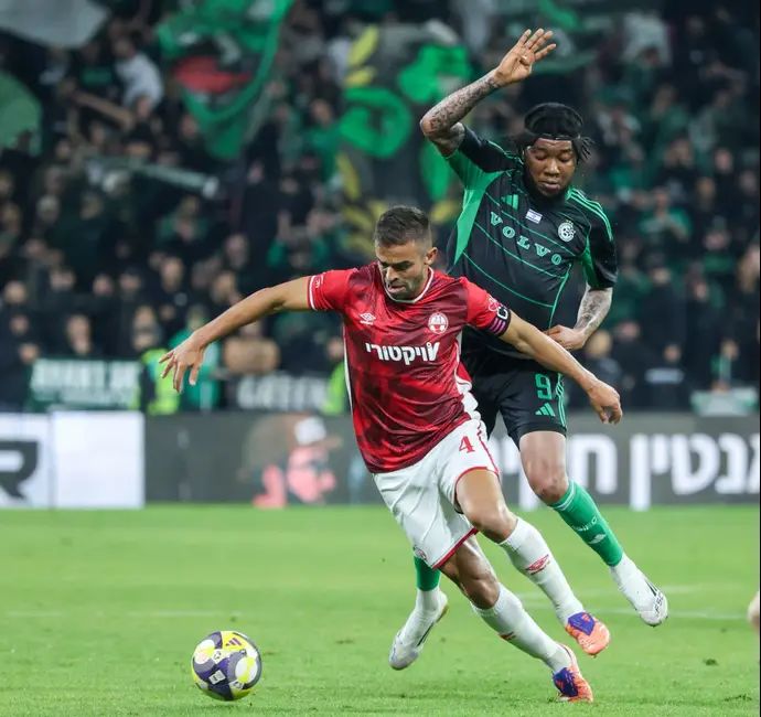 מיגל ויטור שחקן הפועל באר שבע לפני טריבנטה סטיוארט שחקן מכבי חיפה