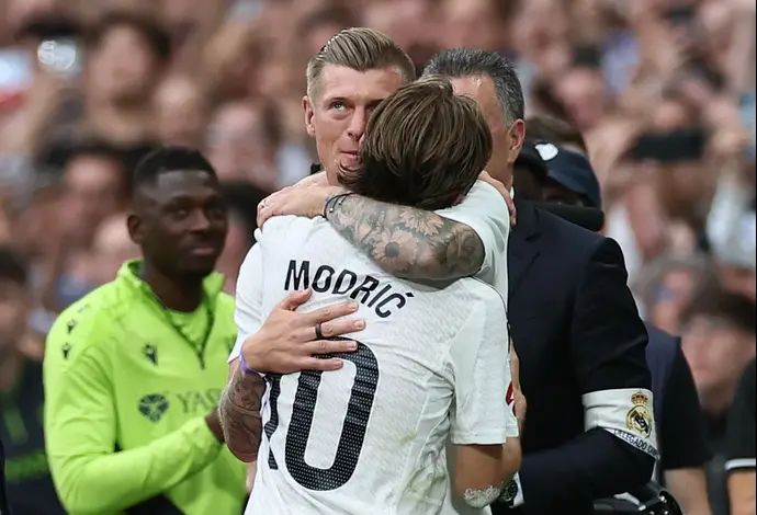 קשר ריאל מדריד לוקה מודריץ' נפרד מהסנטיאגו ברנבאו ומקבל חיבוק מחברו לקבוצה לשעבר טוני קרוס