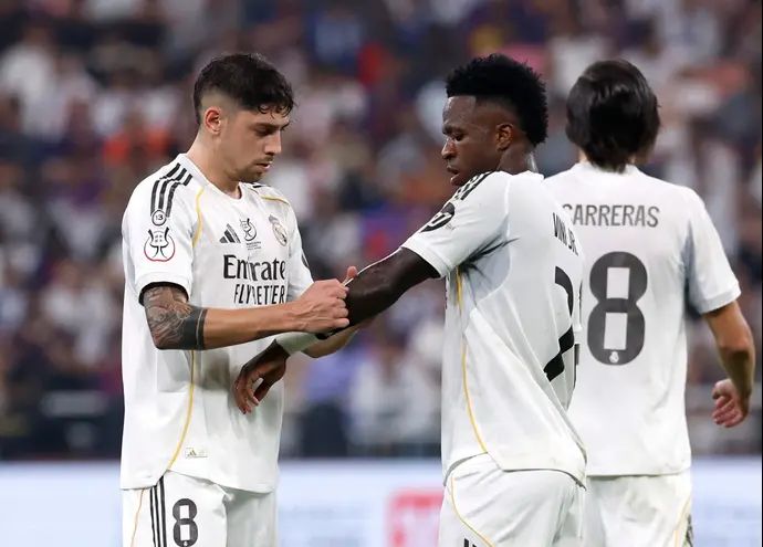 פדריקו ואלוורדה שחקן ריאל מדריד מעביר את סרט הקפטן לידי ויניסיוס