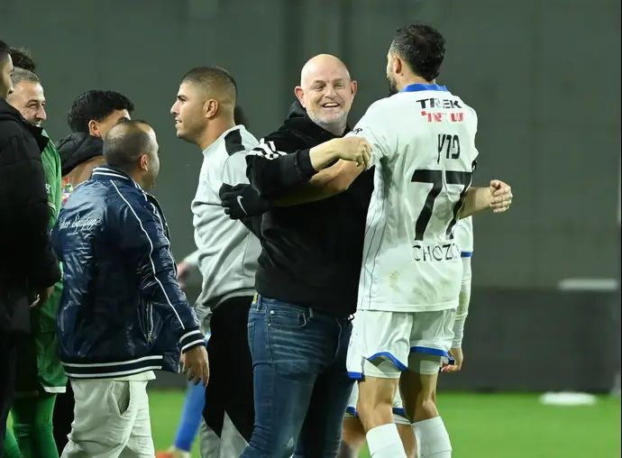 איציק ברוך מאמן מכבי יפו חוגג עם שחקניו