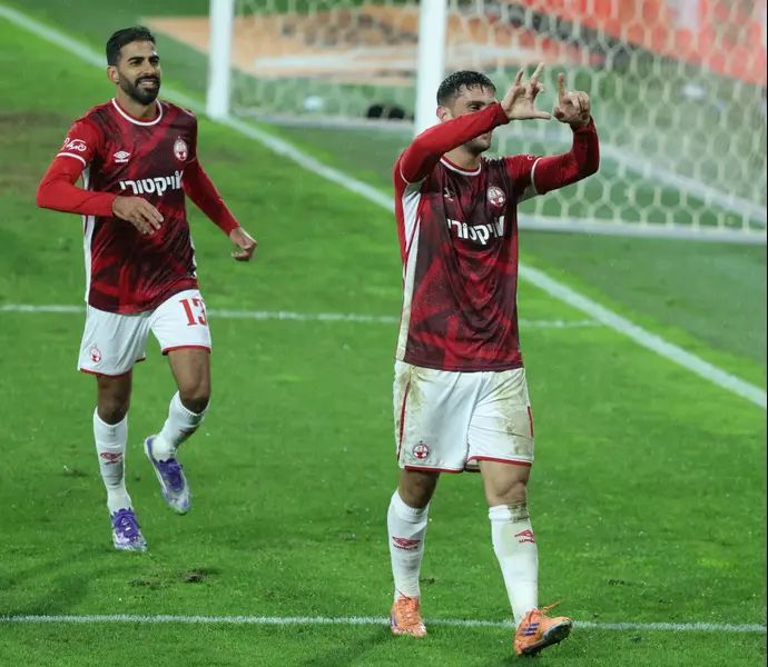 חמודי כנעאן שחקן הפועל באר שבע חוגג שער, מאחוריו אופיר דוידזאדה