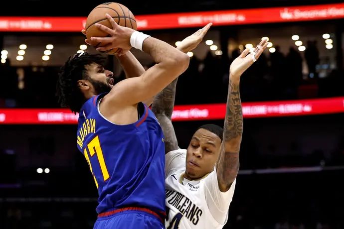 ג'מאל מארי שחקן דנבר נאגטס מול ג'ורדן הוקינס שחקן ניו אורלינס פליקנס