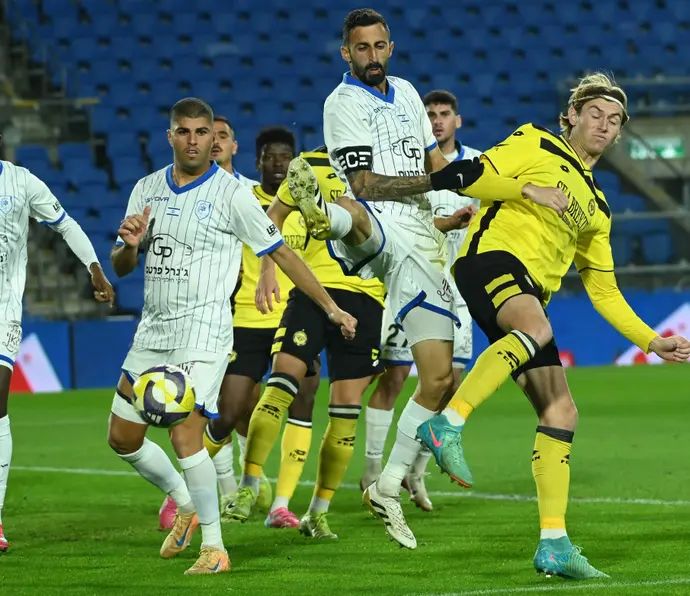 ווילסון האריס שחקן מכבי נתניה מול רונן פרץ, גיל יצחק שחקני מכבי יפו