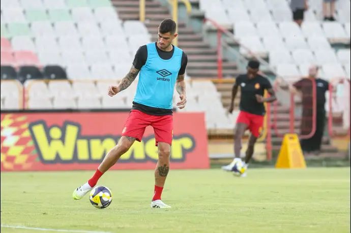 ניר ביטון שחקן מ.ס. אשדוד בחימום