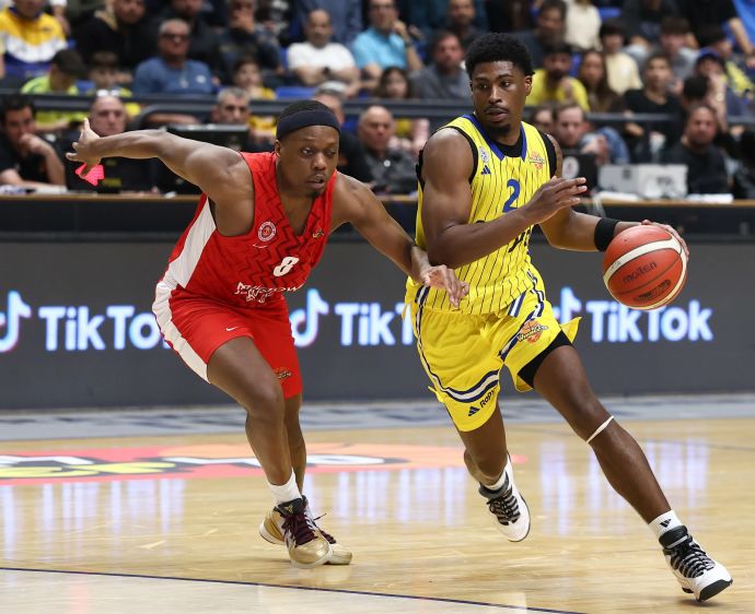 שחקן מכבי תל אביב, ג'ימי קלארק לפני שחקן הפועל ירושלים, קשיוס ווינסטון