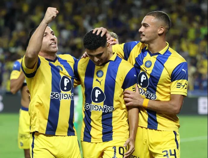 סייד אבו פרחי, אלעד מדמון, אושר דוידה שחקני מכבי תל אביב חוגגים