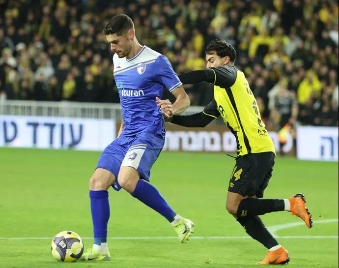 אופיר בנבנישתי שחקן עירוני קרית שמונה לפני רועי אלימלך שחקן בית"ר ירושלים