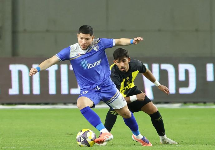 כריסטיאן מרטינס שחקן עירוני קרית שמונה לפני ירין לוי שחקן בית"ר ירושלים