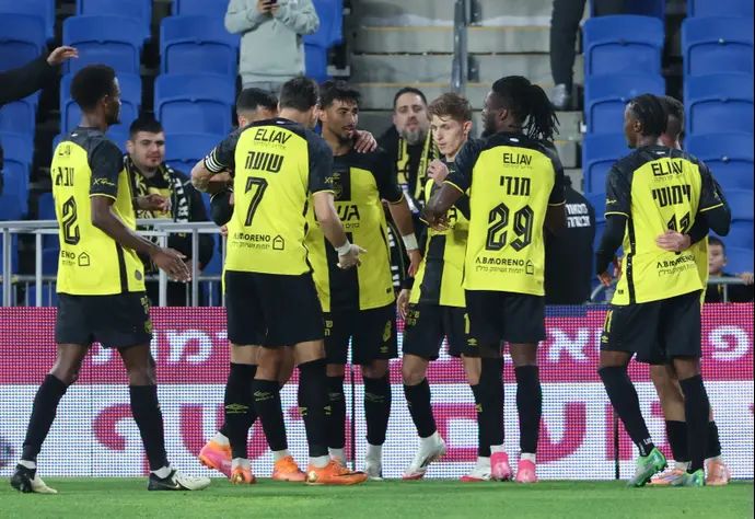 שחקני בית"ר ירושלים חוגגים עם ירין לוי